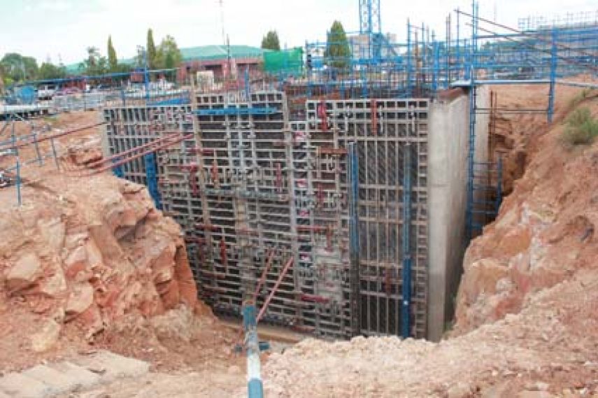 Watertight concrete with crack-healing properties